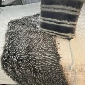 Gray Faux Fur Throw Blanket and Pillow Set